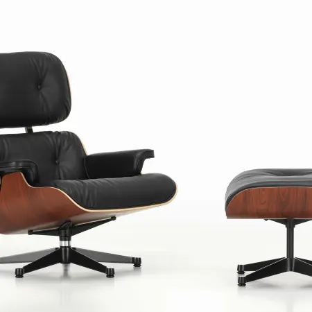 Designerstuhl Eames Lounge Chair mit Ottomane von Vitra mit schwarzem Leder und Holz Palisander und Fusskreuz schwarz bei LHL im Onlineshop kaufen – Frontansicht leicht gedreht